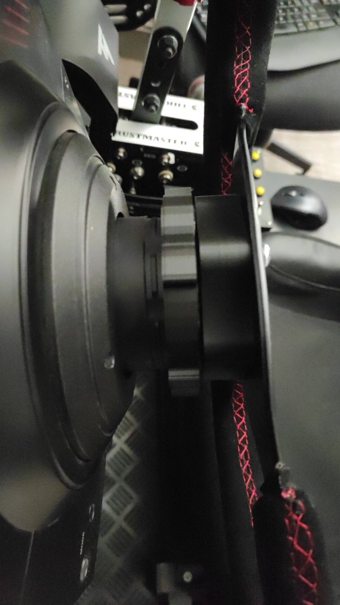 ...y la última pieza que he pillado es el QR.

Olvidarte del tornillito de las narices de Thrustmaster es maravilloso. Ésto deberia venir con las bases y no un tornillo que parece un apaño.

Para mi es compra obligatoria si tienes varios aros.

😍😍