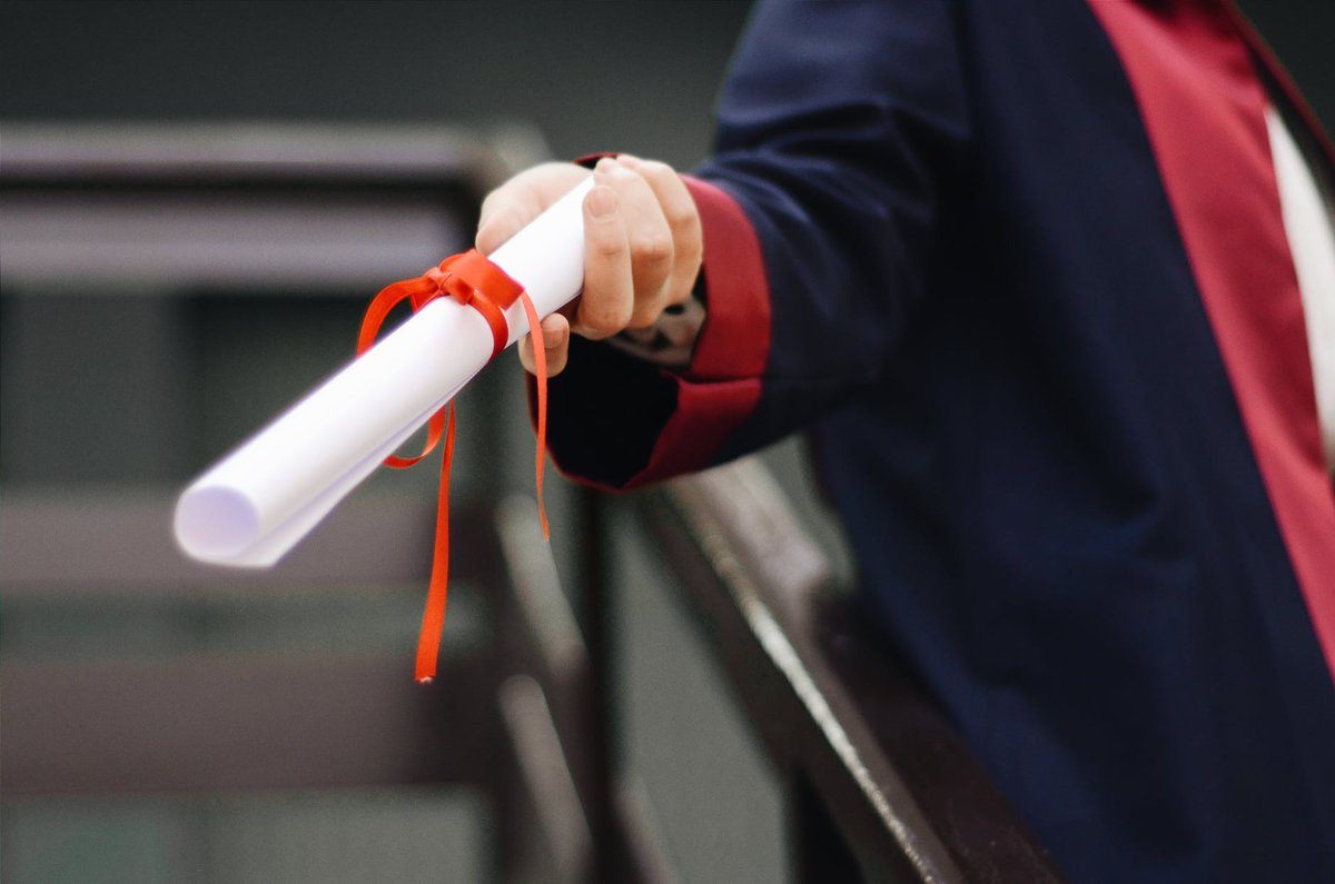 NewsBFM's tweet photo. Since 2010, at least 10% of Malaysian graduates with Bachelor’s degrees have been getting a monthly income of just between RM1,001 to RM1,500.

The Malay Mail reports, last year, more graduates fell into this income bracket reaching a decade-high value of 22.3%. https://t.co/E8vOaqysd4
