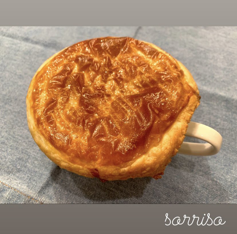 オニオングラタンスープ

玉葱をしっかりと炒めて甘味を出してスープにしました♪

味は凄い濃厚で、パイをスープに浸して飲むと凄く美味しいですよ。

皆さんお待ちしてます。