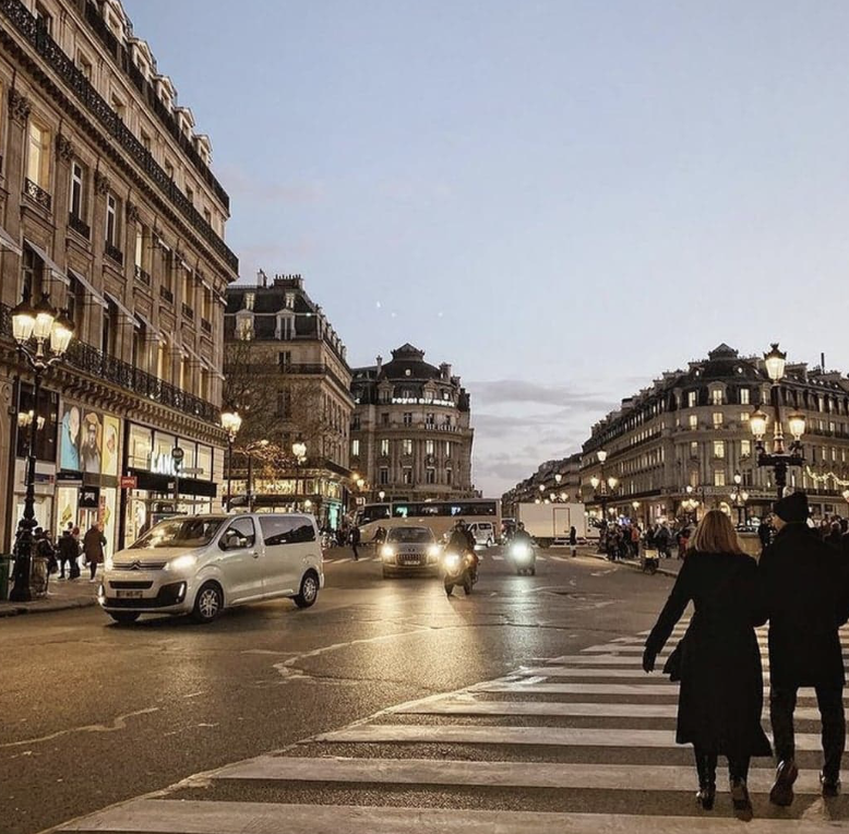 siraruedee's tweet image. หลังโควิดแล้วอยากให้ทุกเก็บตังค์บินมาเที่ยวปารีส สักช่วงกันยา-ตุลากำลังดี อากาศเย็นๆ หยิบโค้ทตัวโปรดมาใส่ ไม่ต้องทำไรมาก เดินไปเรื่อยๆ หนาวก็หลบเข้ามิวเซียม ตกเย็นซื้อไวน์กับขนมปังบาแก็ตมากินริมแม่น้ำแซนคนเดียว แค่นี้คือเยียวยาทุกแผลในใจได้ดีมาก