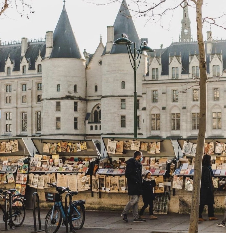 siraruedee's tweet image. หลังโควิดแล้วอยากให้ทุกเก็บตังค์บินมาเที่ยวปารีส สักช่วงกันยา-ตุลากำลังดี อากาศเย็นๆ หยิบโค้ทตัวโปรดมาใส่ ไม่ต้องทำไรมาก เดินไปเรื่อยๆ หนาวก็หลบเข้ามิวเซียม ตกเย็นซื้อไวน์กับขนมปังบาแก็ตมากินริมแม่น้ำแซนคนเดียว แค่นี้คือเยียวยาทุกแผลในใจได้ดีมาก