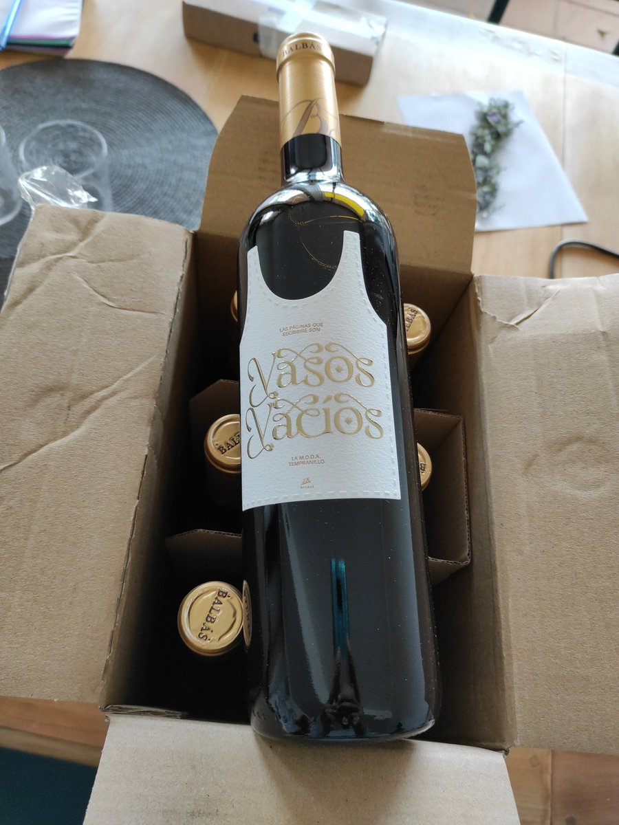 "tu ven.....que yo pago la nafta..." O el vino es este caso :) <a href="/estoesLaMODA/">La M.O.D.A. 𐁇</a>