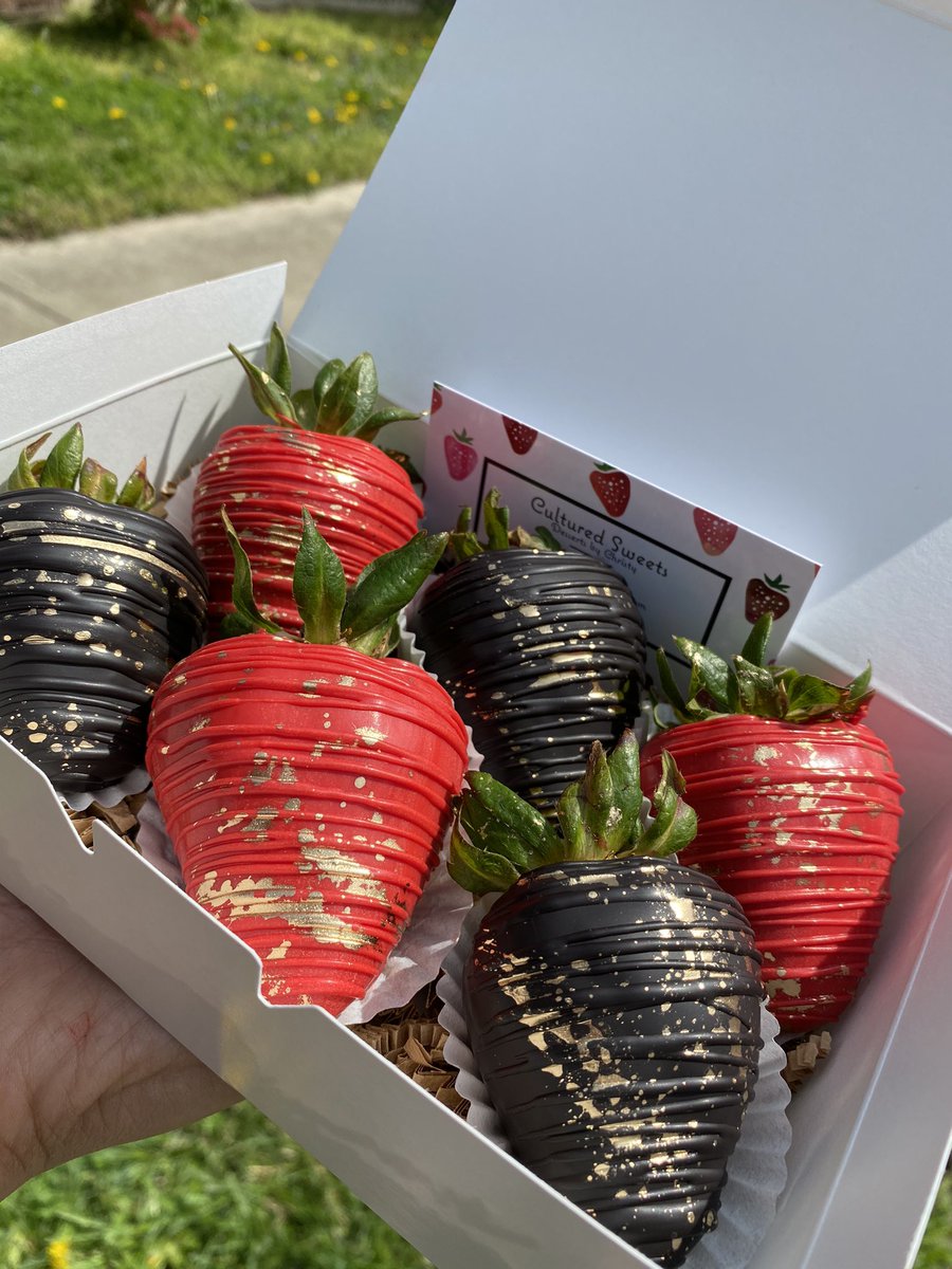 CulturedSweets's tweet photo. Black and Red with a gold elegant touch for a goth wedding🕷✨

#chocolatecoveredstrawberries #strawberries #chocolate #smallbusiness #smallbusinessowner #cbus #columbus #ohio #cbusfoodie #foodie #goth #goldsplatter #goth #gothberries #wedding #weddingstrawberries #gothwedding https://t.co/RB7x5fq9YA