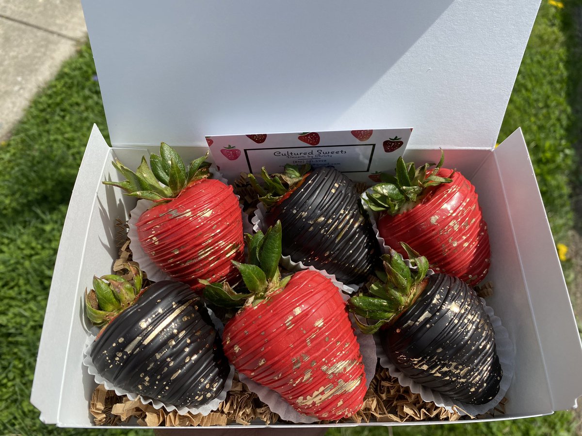 CulturedSweets's tweet photo. Black and Red with a gold elegant touch for a goth wedding🕷✨

#chocolatecoveredstrawberries #strawberries #chocolate #smallbusiness #smallbusinessowner #cbus #columbus #ohio #cbusfoodie #foodie #goth #goldsplatter #goth #gothberries #wedding #weddingstrawberries #gothwedding https://t.co/RB7x5fq9YA