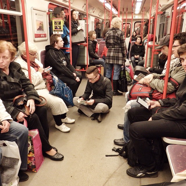 ✨"Cualquier lugar es bueno para leer, siempre que se tenga un buen libro al que echar mano."✨⁣

Es el espíritu que recoge esta performance artística, que se puede seguir en la cuenta de IG @bookscalling. ⁣

"Haz sitio a un libro en cualquier momento y en cualquier lugar".