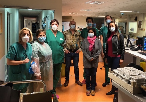 AssiaNouaour's tweet image. Soutien aux personnels soignants du service réa-#Covid19 du @CHUAmiens! Auj., distribution de repas et échanges. Difficile de garder le moral dans ces conditions de travail mais leur courage doit être un exemple pour tous! Merci à l'équipe de @Thierry15353782 #premiersdecorvée