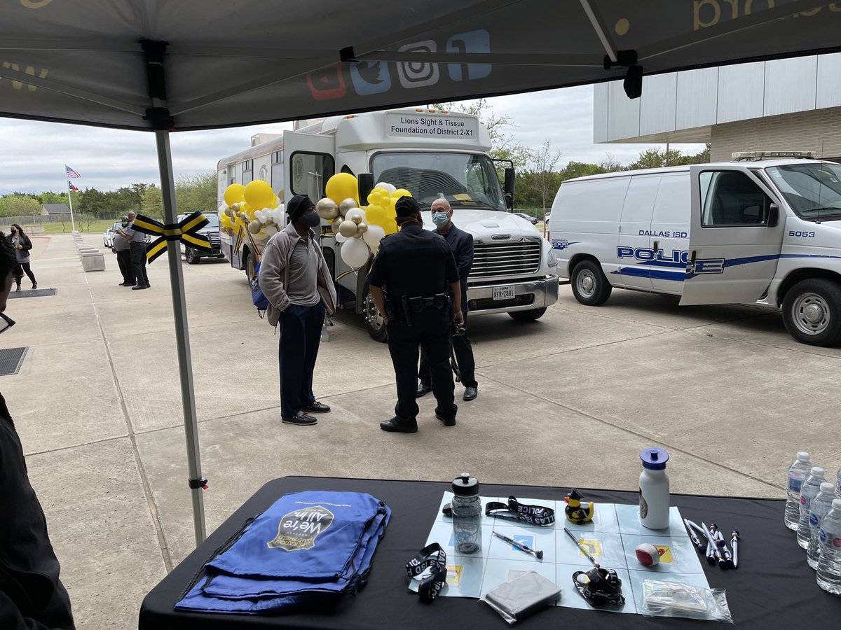 DISDPD_LTJC's tweet photo. This morning @DISDPD_UNIDOS is out at Zan Holmes MS with #communityusa #lionsclub proving support to the students. https://t.co/JlkG9j1AR1