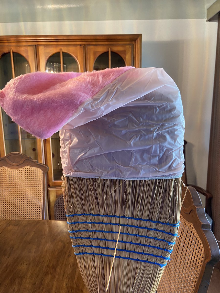 luvinthelibrary's tweet photo. While going into my mom’s broom closet to retrieve the @Swiffer , this gem caught my eye. They had a great idea, but not quite. Lol! #1960s #missyoualways #oneofeverything #ifyouneedititishere https://t.co/Tfzaf12Wp8
