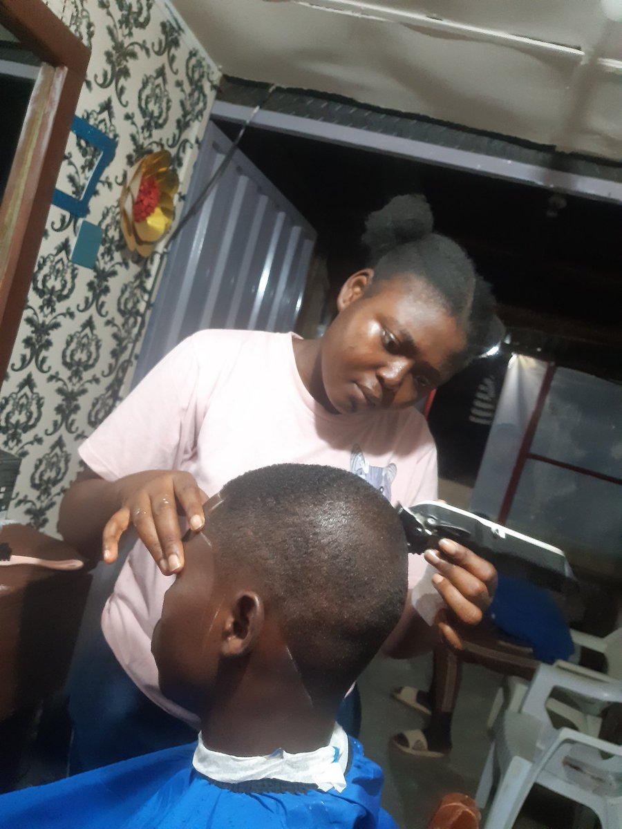 I_am_Kms's tweet photo. I'm KMS and I'm a Barber, I give real awesome clean cuts. #THEBARBERSHOP is situated at Transformer Junction, Ajibode, University of Ibadan, #Ibadan. You can chat up to book an appointment with me on 08138039436
#haircut #Feminism #EndSARS #IfMenWerePutInCharge https://t.co/jDPZvVRnKc