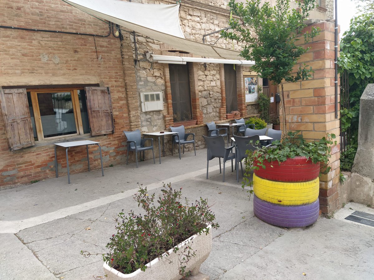 periferica_la's tweet photo. Hem gaudit de pensar, planificar i dibuixar processos de participació amb les companyes de @OJUrgell en el maquíssim @bar_malda! Fent bullir l'olla amb #ObrimVia de @joventutcat https://t.co/b0obQoOkJ9