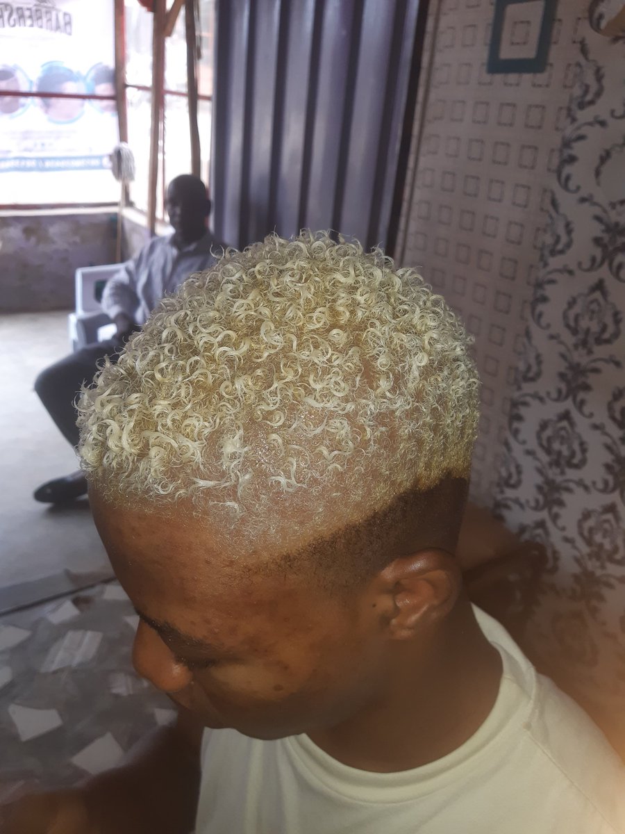 I_am_Kms's tweet photo. I'm KMS and I'm a Barber, I give real awesome clean cuts. #THEBARBERSHOP is situated at Transformer Junction, Ajibode, University of Ibadan, #Ibadan. You can chat up to book an appointment with me on 08138039436
#haircut #Feminism #EndSARS #IfMenWerePutInCharge https://t.co/jDPZvVRnKc