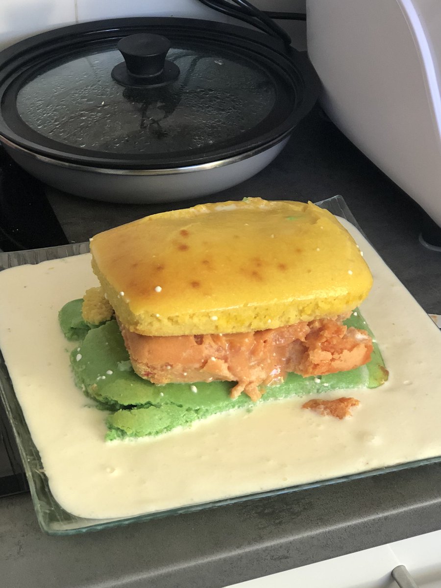 ti_loraj's tweet image. J’ai le mort putain j’ai mis 2h à le faire ce putain de gâteau et il ressemble à ça en plus il est degeu