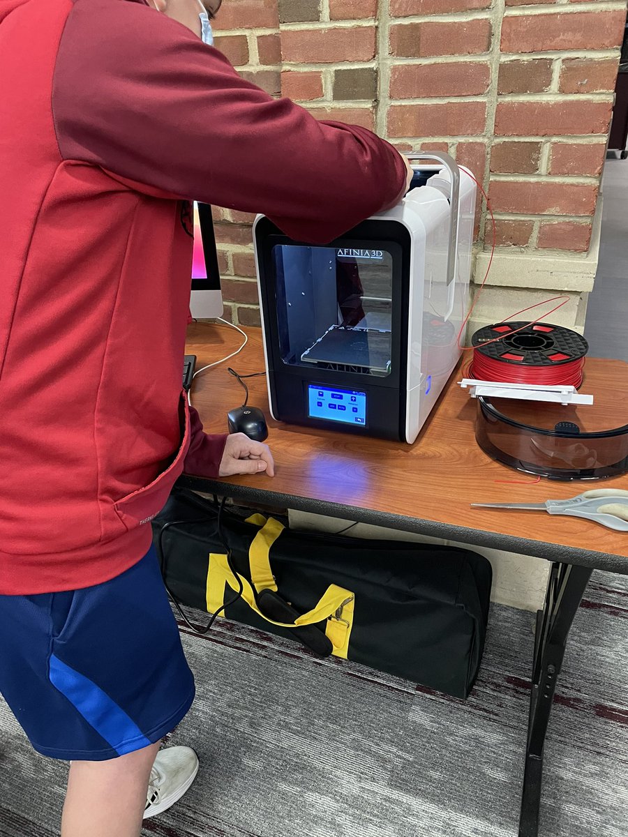 #3Dprinting fun in the @Garden_City_HS Library using @AutoCAD and @Afinia3DPrint #tlchat