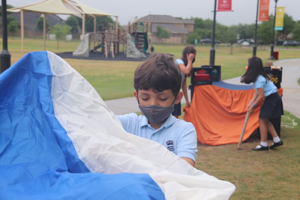 BISHouston's tweet photo. Year 4 have been challenged to make an emergency shelter for their #IPC unit 'Active Planet'. With a range of materials to build from, they need to think creatively in order to ensure that their shelter will protect them from the elements! #BISHouston #IPC2021 #fieldworkeducation https://t.co/sJtVHseJoG