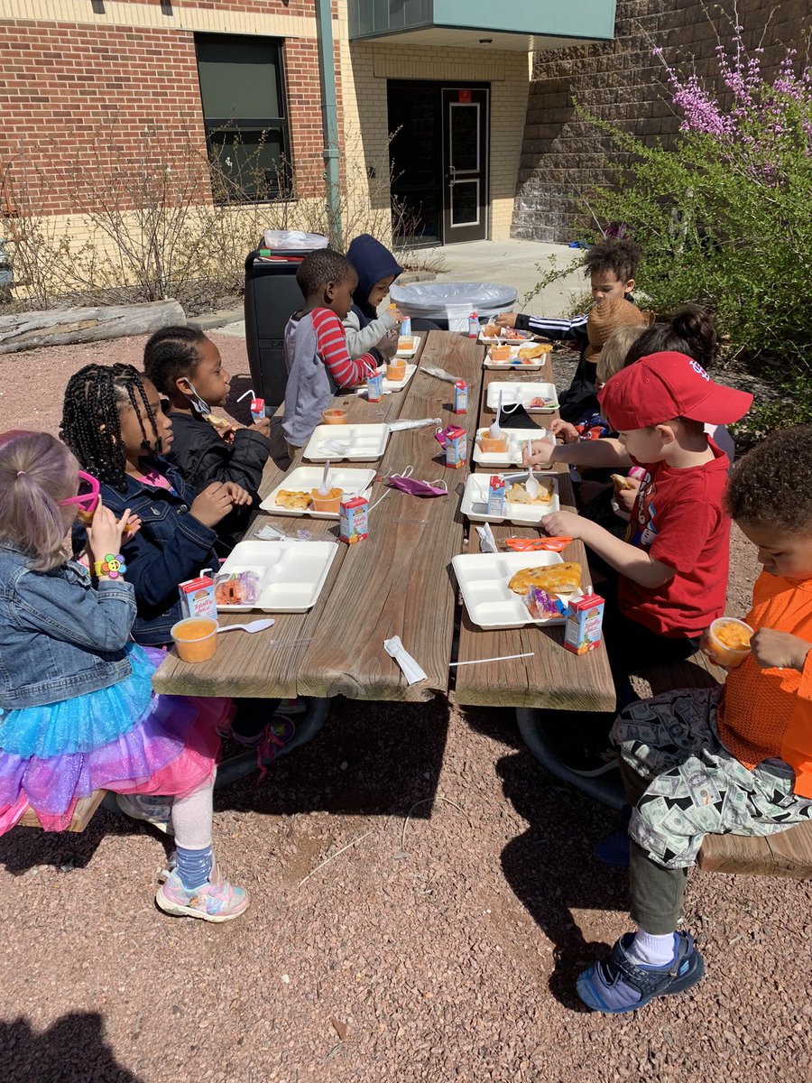 MissMeganLL8's tweet photo. Picnic outside on this wacky Wednesday! #preschool #cpsmaxstart https://t.co/OQ7CIYApVL