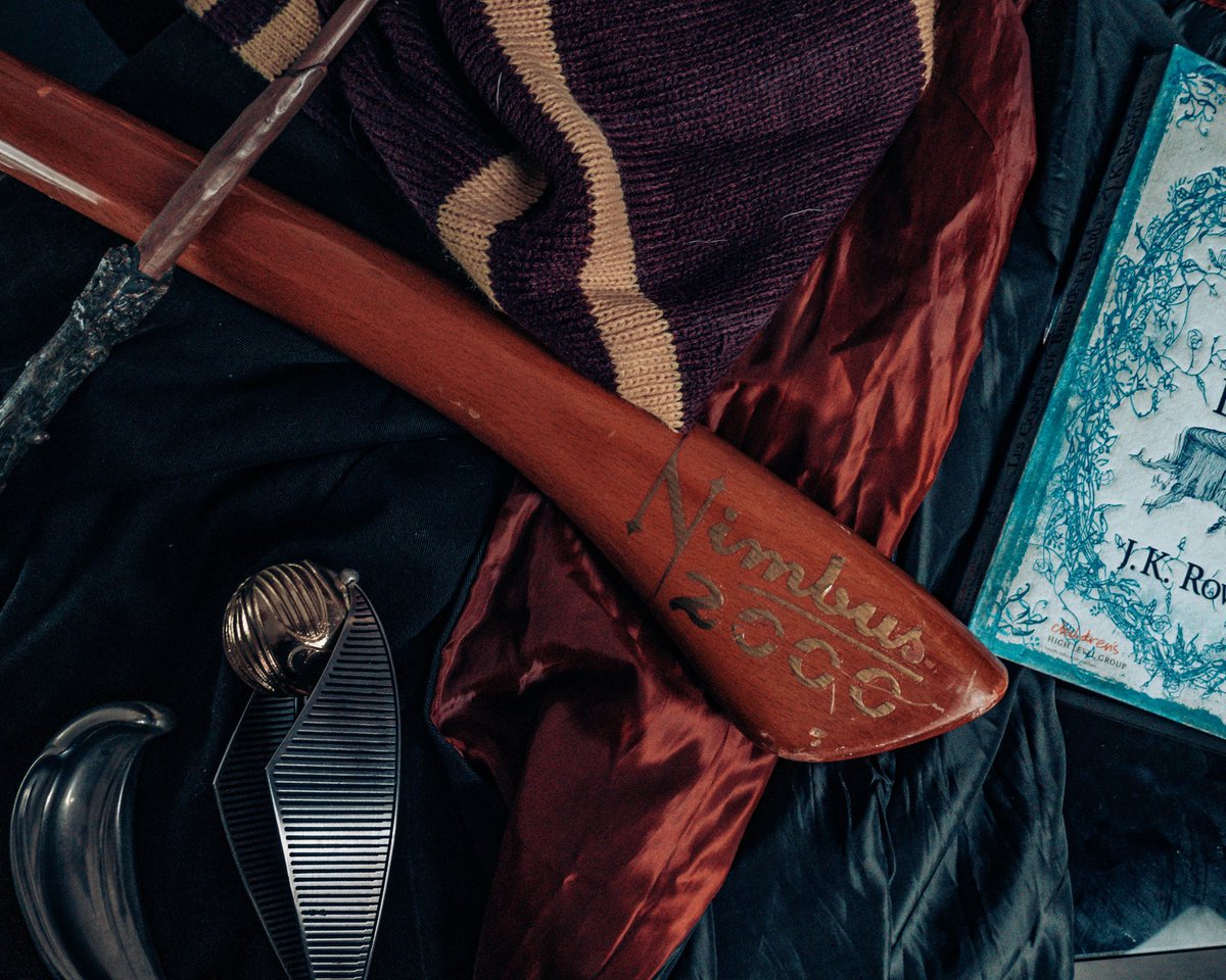 LootdeGeek2's tweet photo. Aujourd'hui @ConneriesDeJay et @RSarrere vous font decouvrir la replique du Nimbus 2000 fait par cinereplicas il y a 15 ans.
 Lien: https://t.co/3KgFhtxIae
@Cinereplicas_ 
#HarryPotter #Nimbus2000 #collection #balai #poudlard #cinereplicas #1eregeneration #Gryffondor #serpentard https://t.co/fP3HJHWh7P