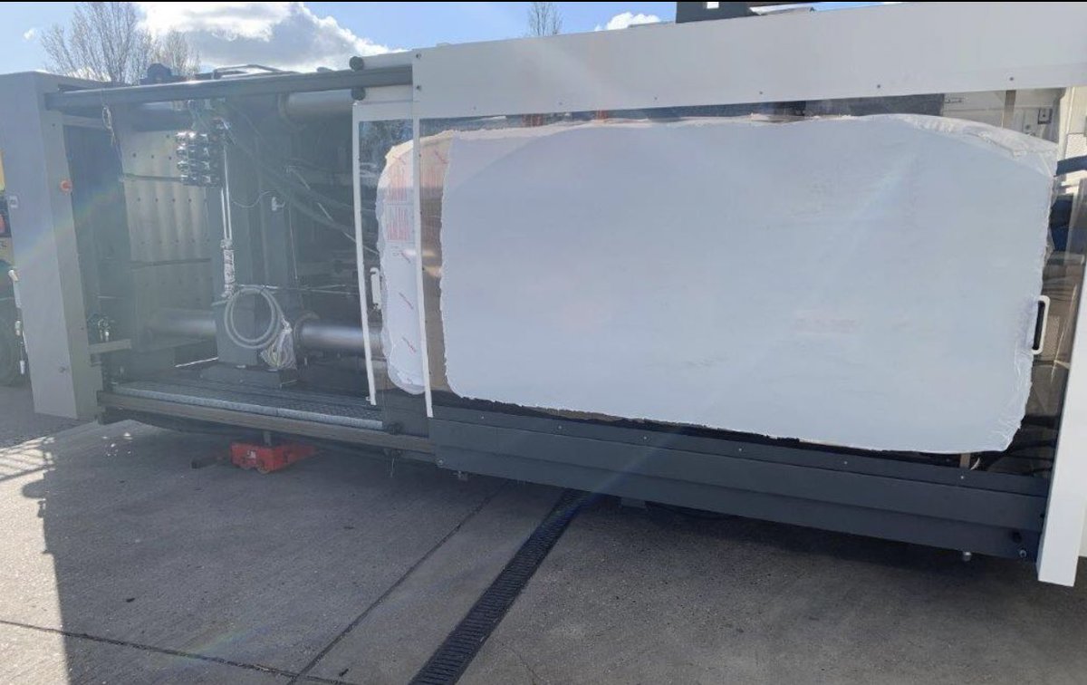 One of our Customers taking delivery of a Vector 1100 wide platen machine ready for their new project. Thank you to RJC for offloading 👏🏽