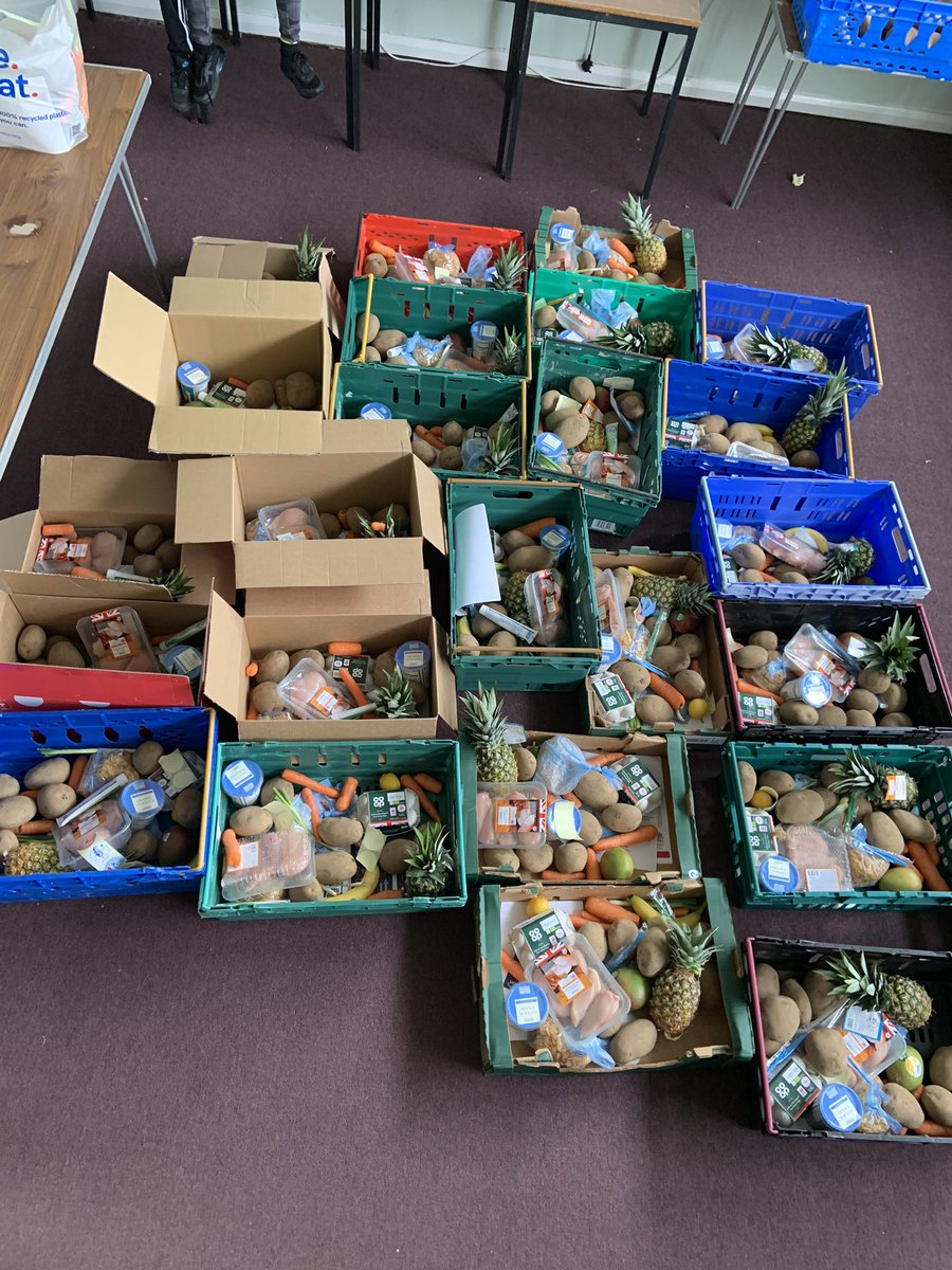 30 food parcels made up and delivered this morning 😊 #goodgrubclub #volunteer #southampton #fightingholidayhunger #supportingfamilies <a href="/abrigroup/">Abri</a>  <a href="/LucyDav_/">Lucy Davis</a>