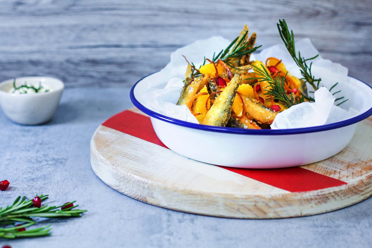🐟 Whitebait like you've never had it before! This serving suggestion combines zesty orange segments, crunchy fried rosemary &amp; bitter orange peel finished with sweet pomegranate jewels – quick to serve and incredibly tasty!
#glutenfreewhitebait #whitebait #mscwhitebait #coeliacuk
