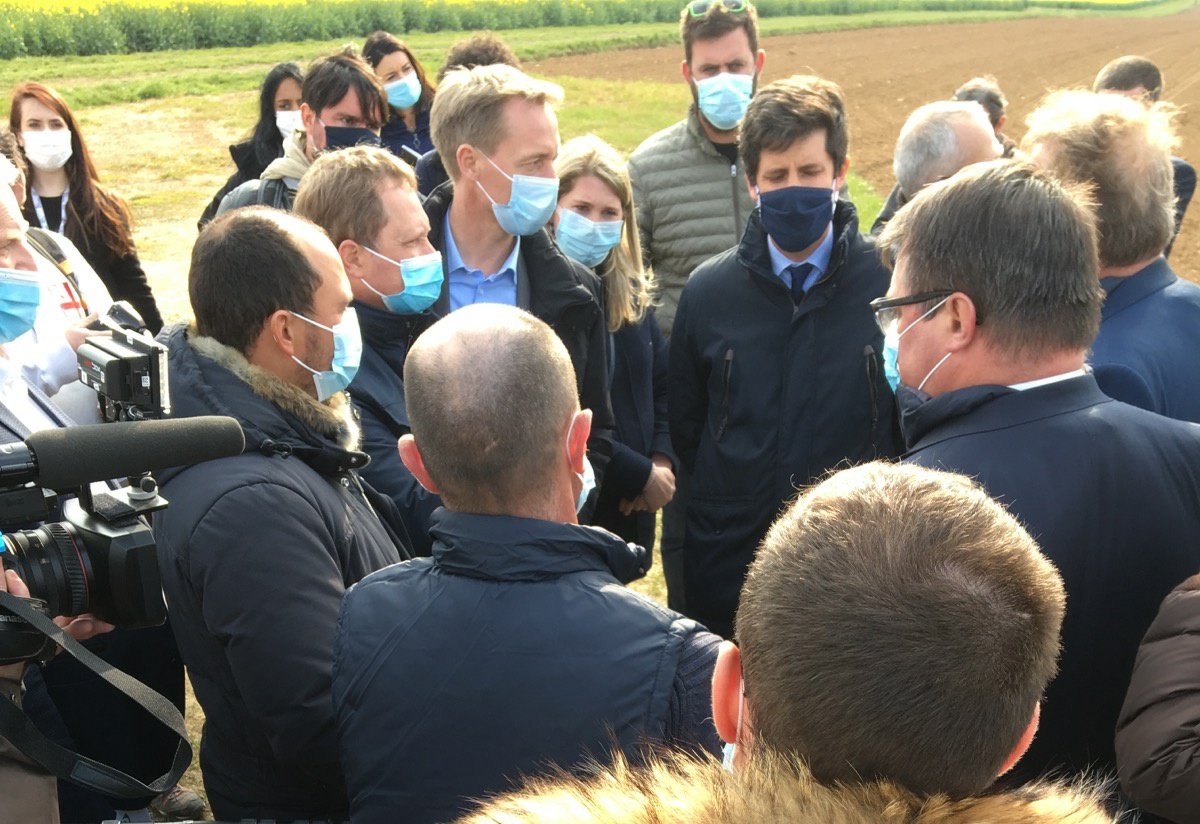 Les représentants <a href="/CGB_FR/">CGB</a> sur le terrain avec <a href="/J_Denormandie/">Julien Denormandie</a> pour l’alerter des dégâts du gel sur <a href="/_MissBetter/">Miss Better</a> : ➕de 10 % des surfaces 🇫🇷 touchées et certains betteraviers qui doivent ressemer 100 % de leurs betteraves ! 🚨Nouveau coup dur pour les exploitants et la filière !