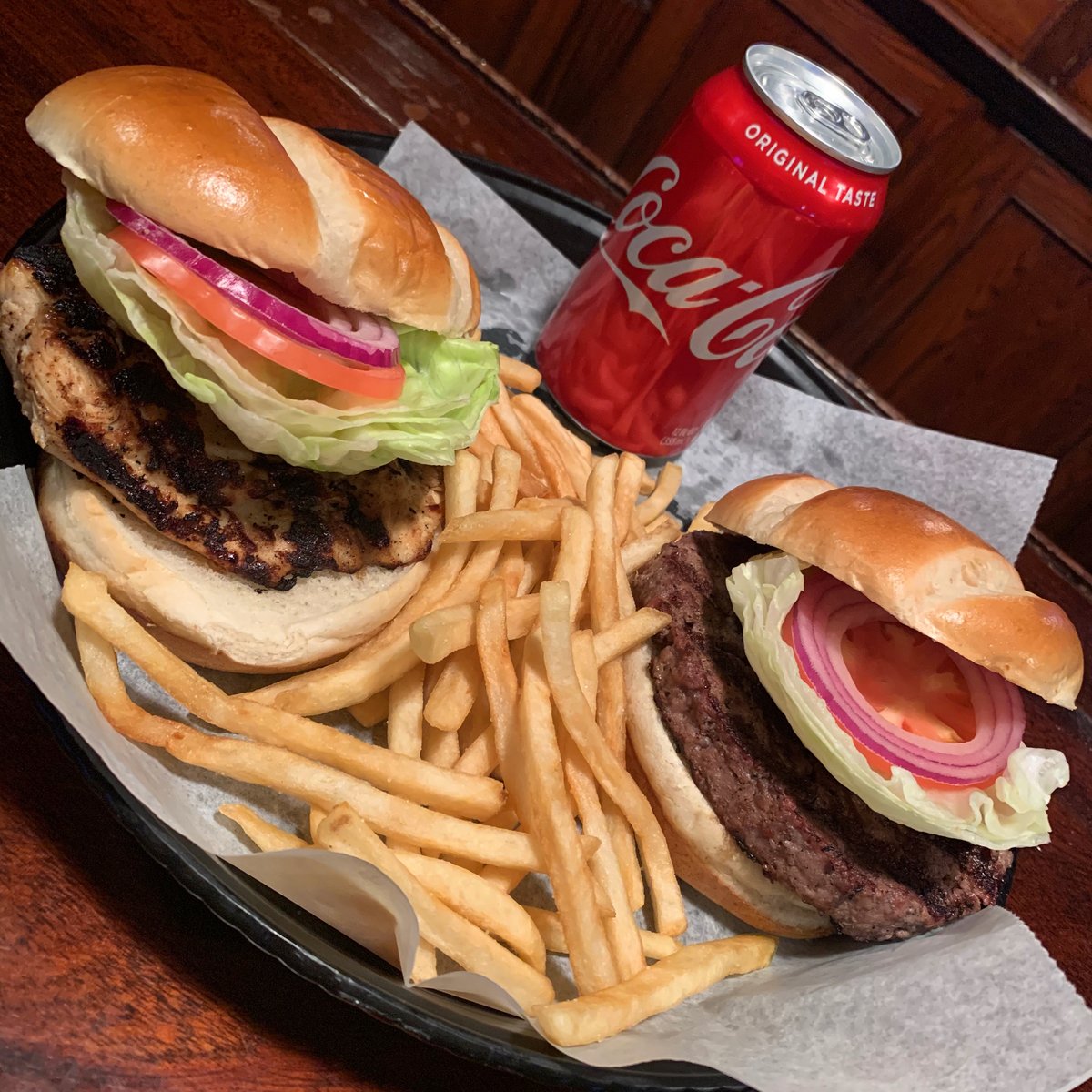 Are you choosing chicken or a burger for our BYO sandwich Wednesday?
$8.95 with your choice of fries 🍟 or side salad 🥗, and a cold soda 🥤