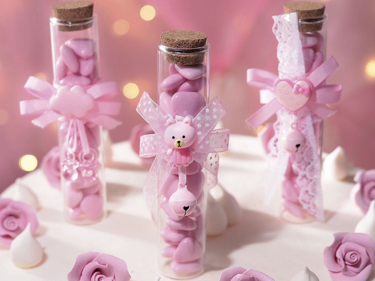Provette in vetro... semplici, belle e versatili!
Scatenate la vostra fantasia e riempitele con confetti, spezie, sali da bagno, lavanda, sabbia; decoratele con nastrini e fiocchetti e utilizzatele come segnaposto o porta confetti. 
Il risultato sarà qualcosa di meraviglioso!