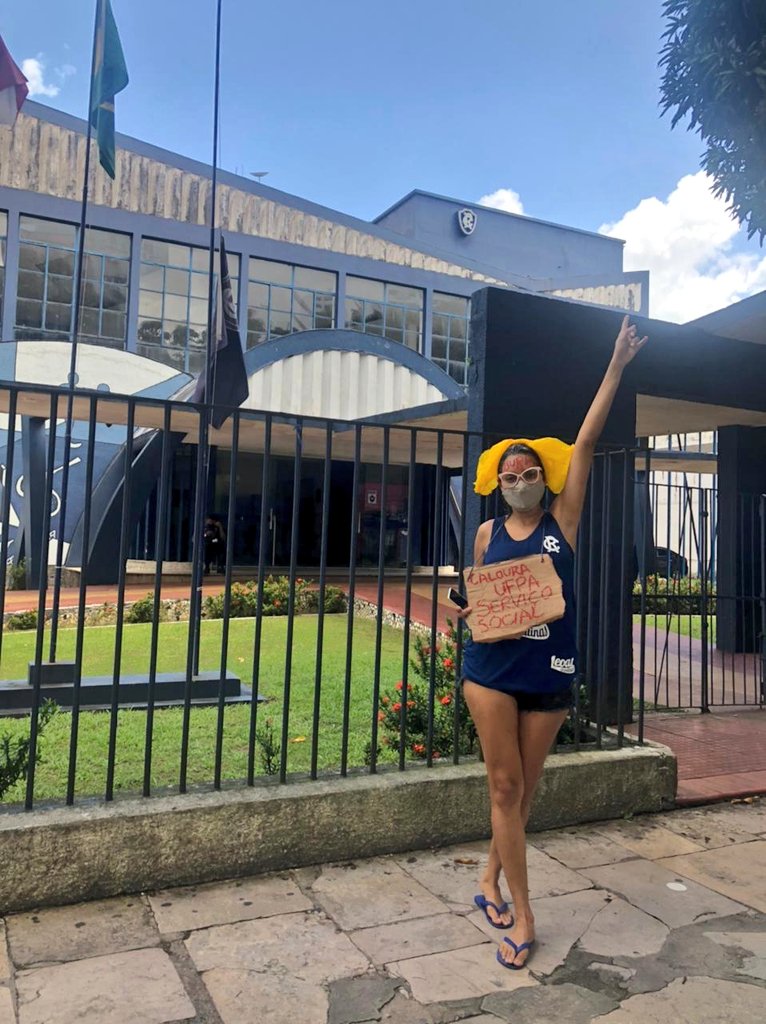 Alô alô alô papai, alô mamãe. Vamos ter Leoa na <a href="/UFPA_Oficial/">UFPA</a>, podem soltar foguete que ela passou no vestibular 🎶🥳🥚👩‍🎓🍺🎉