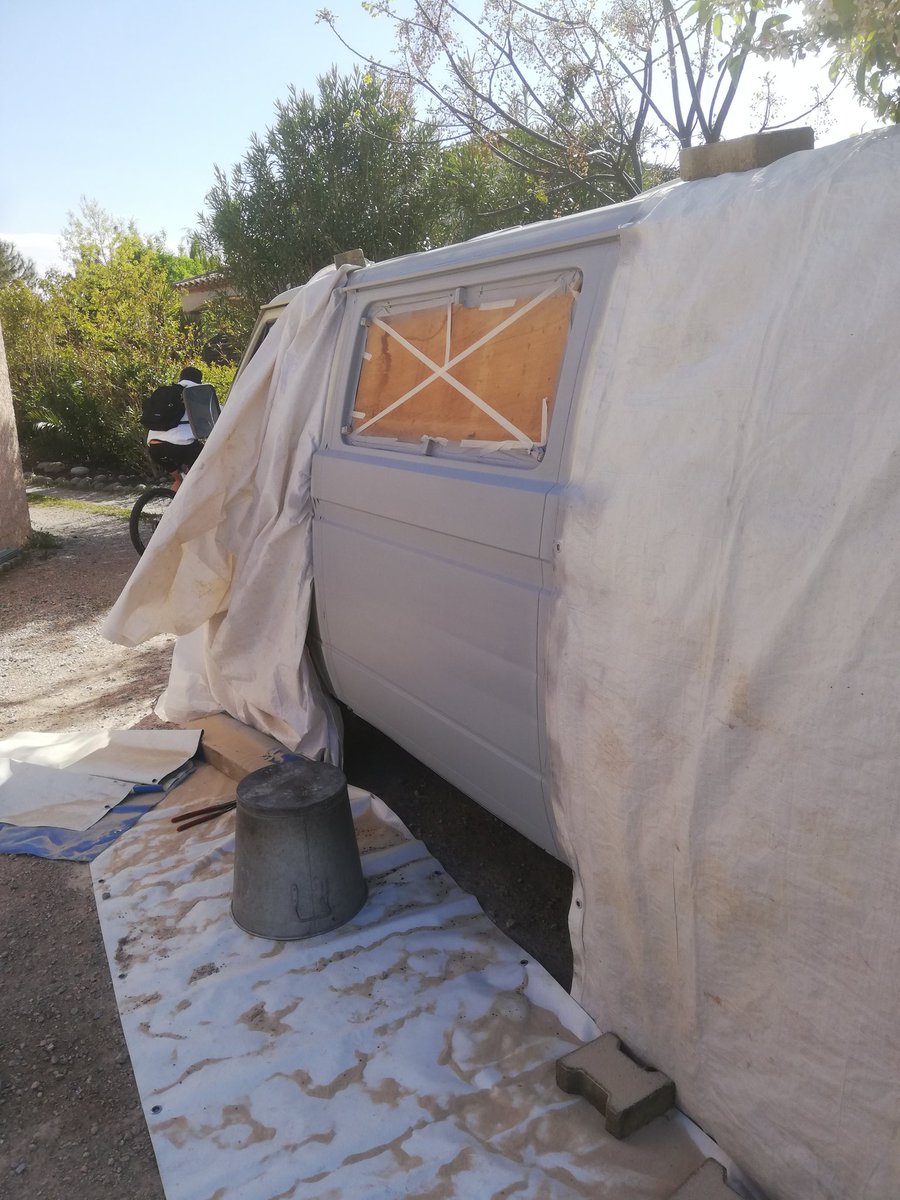 mobilab66's tweet photo. Ça y est, le "mobivan" de notre #FabLabmobile passe en carrosserie pour être tout beau a la fin du confinement. Au programme, ponçage, sablage (avec masque bien sûr 😅) masticage, un peu de brasage par endroit et appret époxy. Y'a du taf 😜 https://t.co/fCdKsgcIJo