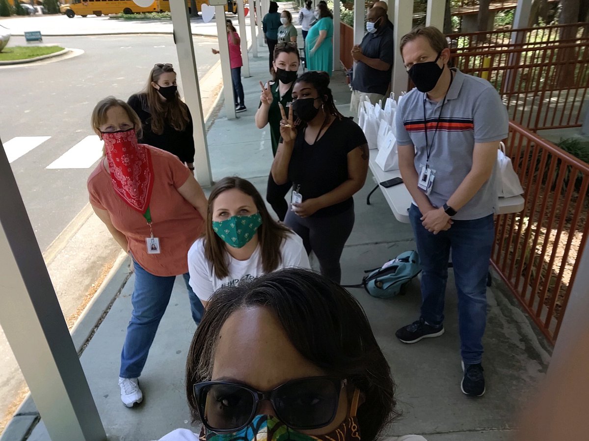Walczak_Math's tweet photo. Showering the 8th graders with Love! 💚💚💚 @eastcarymiddle @mlopez8science @Ndavis615 @shandua_ellis @Andrejak8ELA @noecker_a https://t.co/eZCqChC5Th