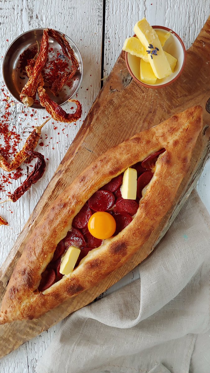 “İftarda ne yesem?” diye düşünenler için harika bir önerimiz var! 😍 Lider Pide’nin oldukça lezzetli pidelerinden biri olan “Sucuklu Pide” bu kez iftar sofralarınıza konuk oluyor... Şimdiden afiyetle🤌🏼💙
#İstanbul #iftar #iftara5kala #liderpide #pide