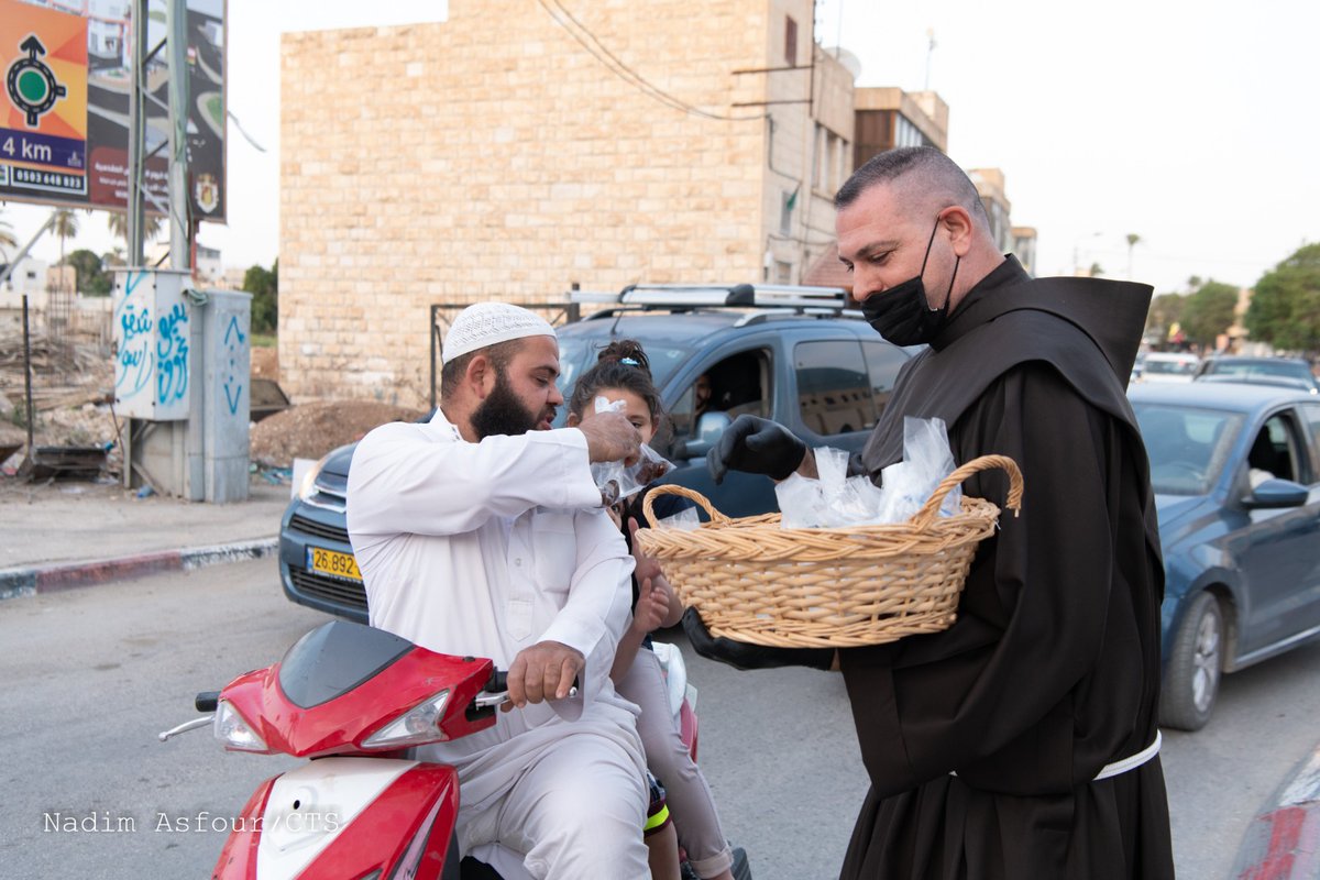 custodiaTS's tweet photo. Like every year, before it is time for the #Iftar , Fr Mario, the latin parish of #Jericho, distributes water and dates to passers-by. “We are peaceful,we love everyone, without any distinction. The encyclical #Fratellitutti has given me courage"
#Ramadan 
https://t.co/F8VBtMwvAB https://t.co/hd62HdIZZ7