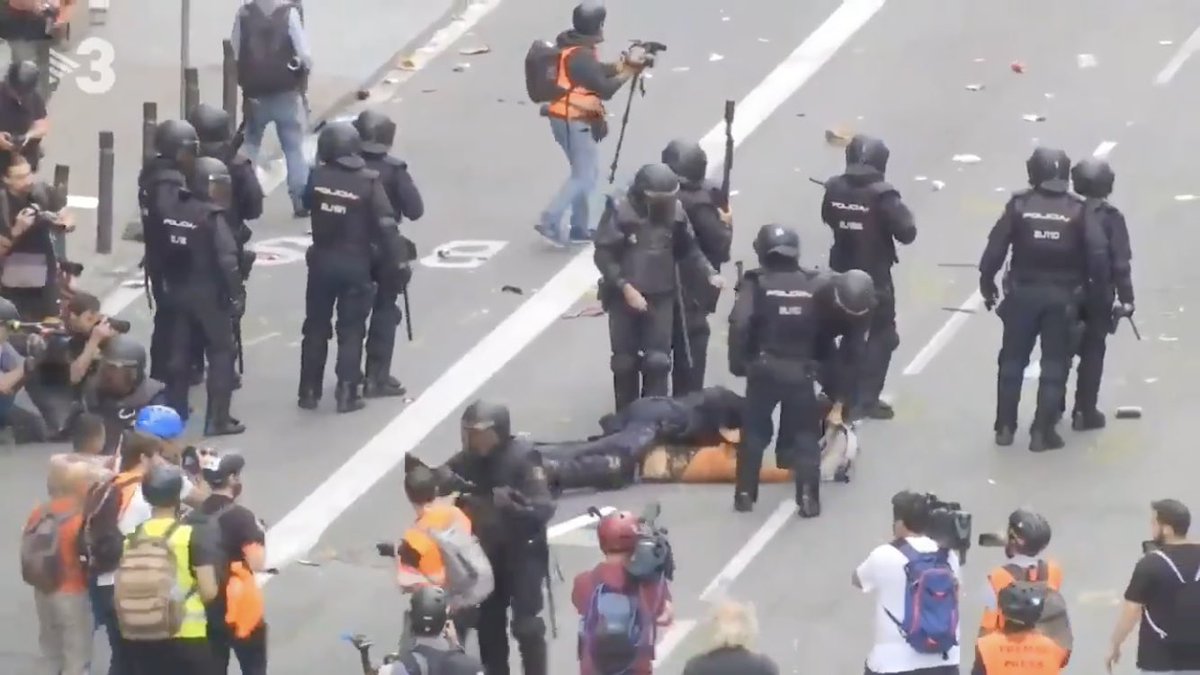 josepalay's tweet photo. Jo només hi veig molts agressors i un agredit a terra. #GuillemAbsolucio https://t.co/m9mgATQmJ5