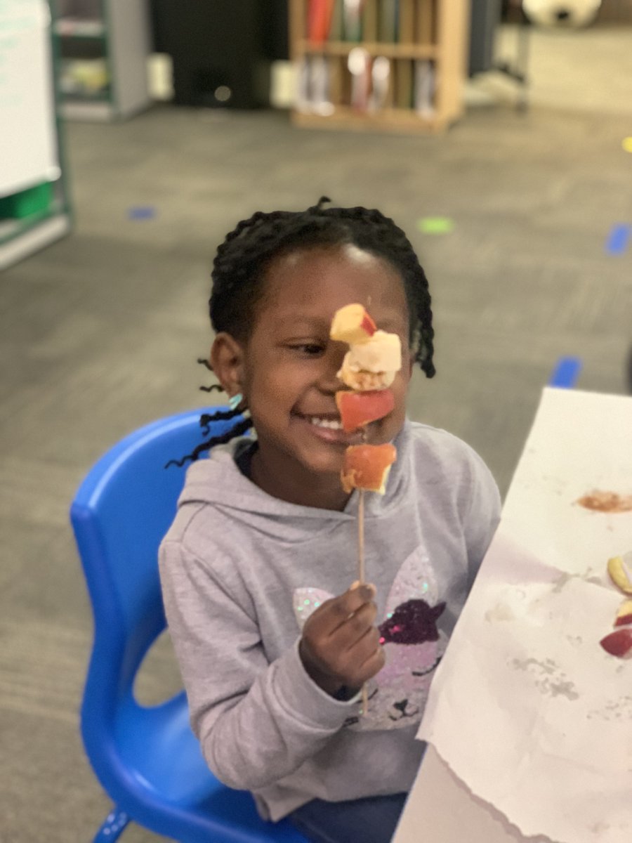 SGAPhilly's tweet photo. T A S T Y πT U E S D A Y
#SGAPhilly Children making fruit kabobs
@firstupearlyed @naeyc
#StartStrongPA #WOYC21 #FirstUpEarlyEd #NAEYC
#weekoftheyoungchild #ecewins #tastytuesday #learnthroughcooking #healthynutrition #healthyhabits #phlprek #sgaphilly https://t.co/vhoB70I2vv