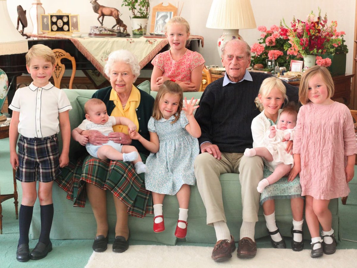 The Queen and The Duke of Edinburgh surrounded by seven of their great-grandchildren at Balmoral Castle in 2018. ©️ The Duchess of Cambridge
