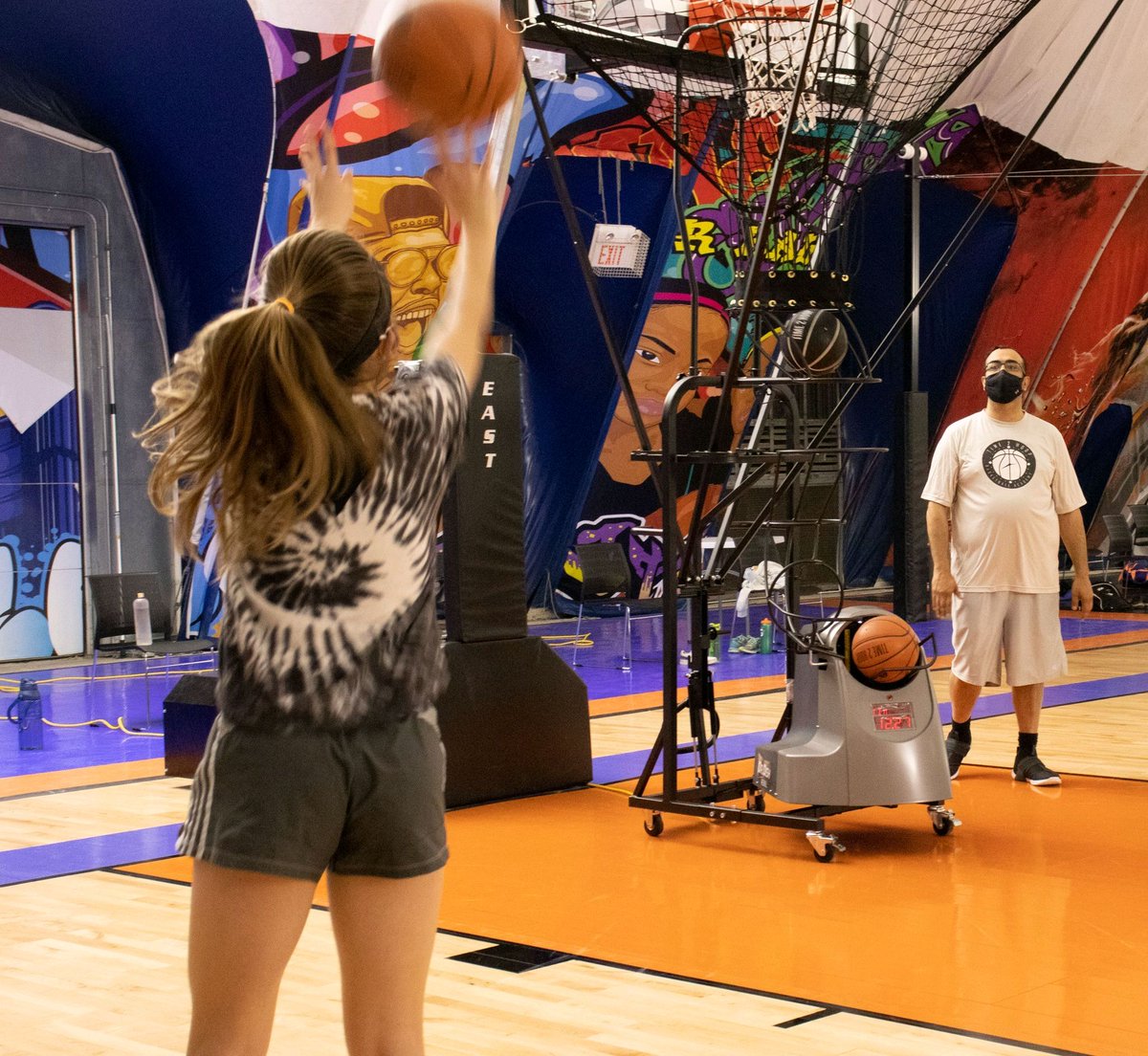 time2hoopbball's tweet photo. Our young athletes are making sure they put in good use of the shooting machine so they are ready to hit shots next time they can get on the court.
#time2hoop
https://t.co/Jl6x5AT9YT
📸 Cody Cameron Videography https://t.co/avt7K7e0HO
