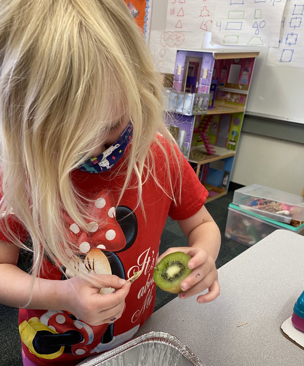 MrsMartinezDC's tweet photo. What a fun day in TK! We planted flower seeds, searched for seeds in fruits and veggies, and painted flower gardens! @rcsdDC #rcsdchampions #DCkidsdeserveit https://t.co/0cBZZOtZA8