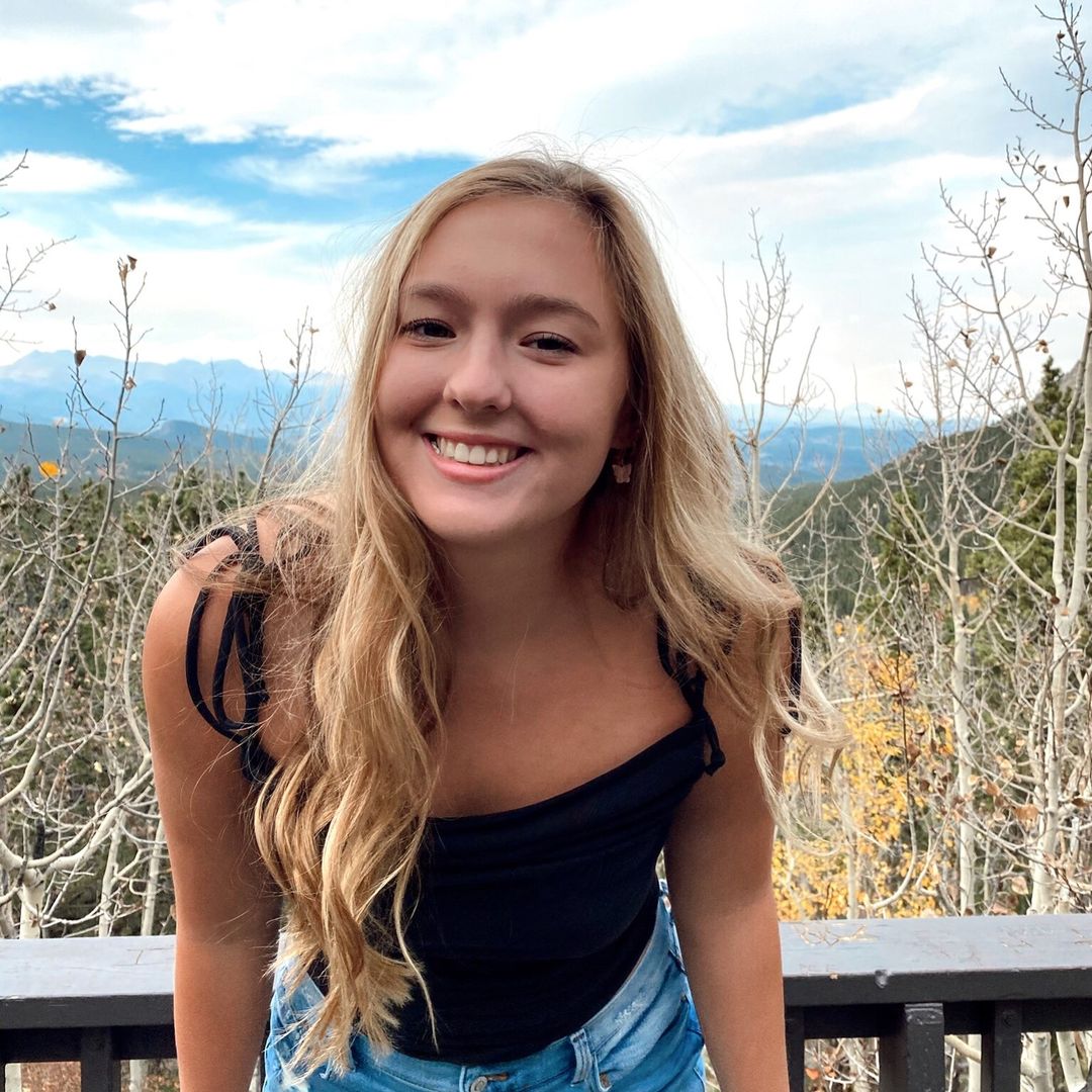 BluetSup's tweet photo. Happy #whatSUPwednesday! We want to introduce you to a member of our team for this summer, "Hi! My name is Caroline and I’m a sophomore at the University of CO, Boulder studying business with an emphasis in Marketing and a minor in Technology Arts and Media. https://t.co/CMIpeMkVuI