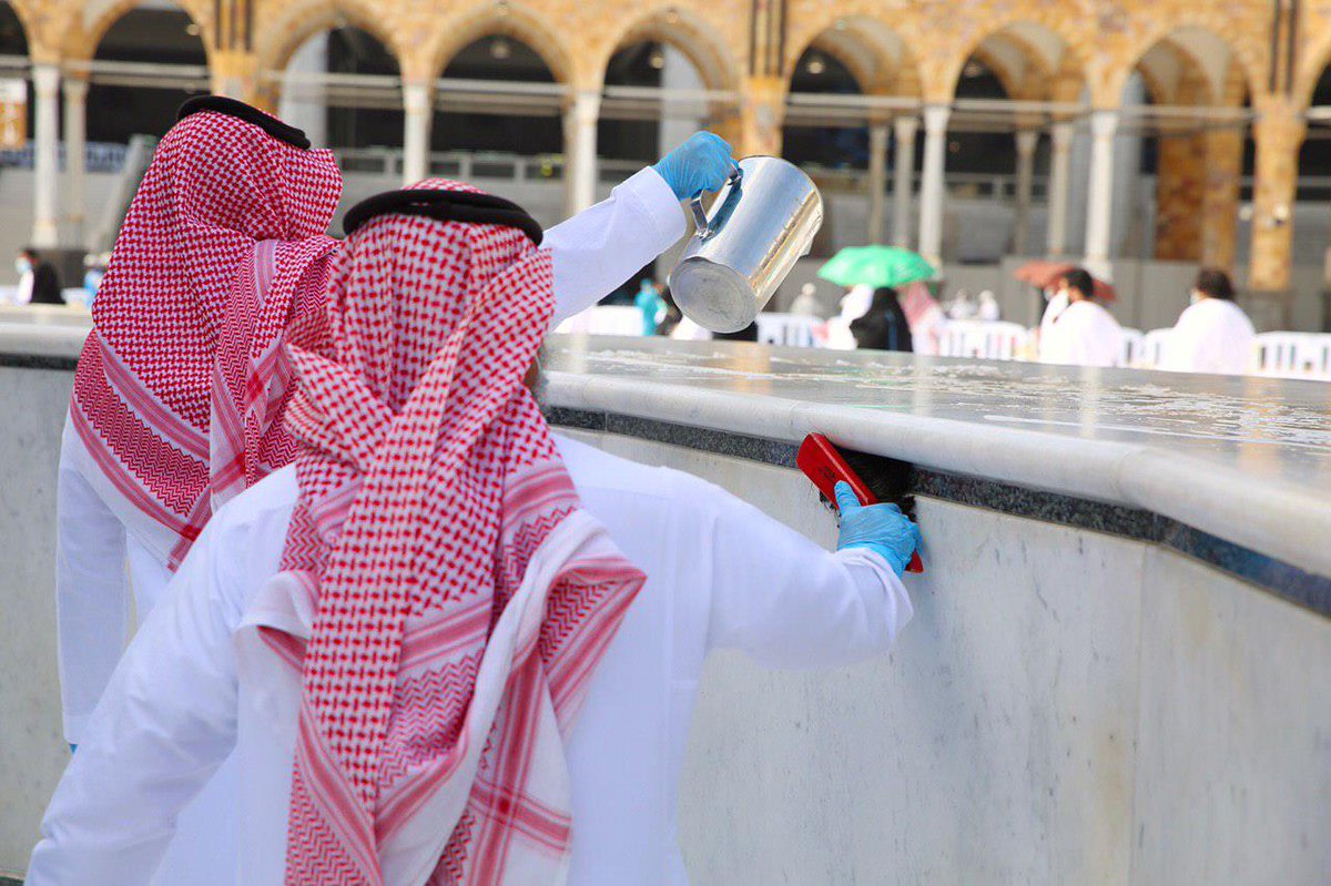 Saudi_Gazette's tweet photo. 60 kg of oud being used to perfume, fumigate #Kaaba and Grand Mosque 10 times a day — https://t.co/rs7iA2FnG6 https://t.co/iK1CwagjLN