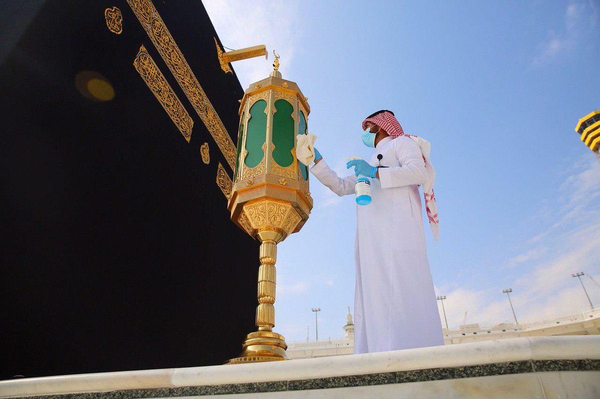 Saudi_Gazette's tweet photo. 60 kg of oud being used to perfume, fumigate #Kaaba and Grand Mosque 10 times a day — https://t.co/rs7iA2FnG6 https://t.co/iK1CwagjLN