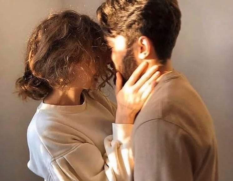 كون لي ..
امنحيني من قلبك نبضة 
تهدئ من لهفة روحي
واروي عطش صحرائي 
من حور عينك بنظرة 
ودعيني أذوب بأنفاسك
وأطفئ نيران حنيني ...