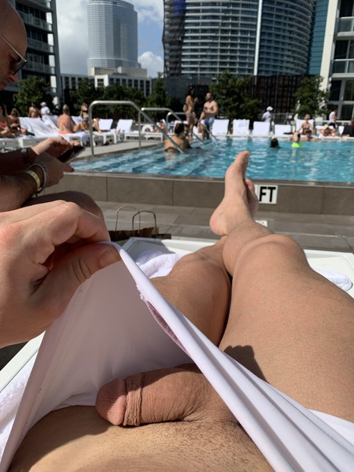 2 pic. Wet speedo contest. #speedo #mensswimwear #cock #buldge #publicsex https://t.co/rWhHYsmvVC