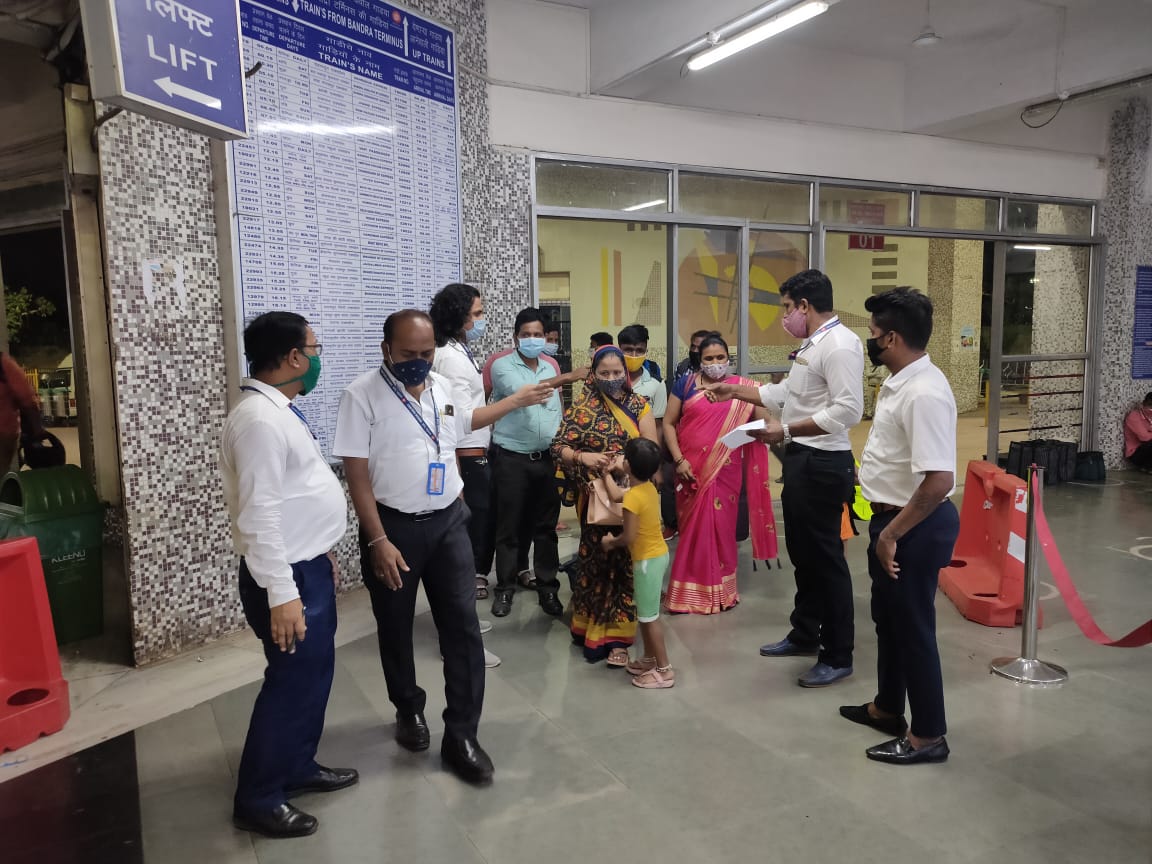 drmbct's tweet photo. Western Railway ensures passengers follow COVID protocol. For entry on platforms, Queues formed by social distancing then screening. TTEs check tickets at entry point. Only Confirmed passengers guided by TTE and RPF to Coach/berths. Rly men always at service of passengers. https://t.co/YVM6X7ZZJ5