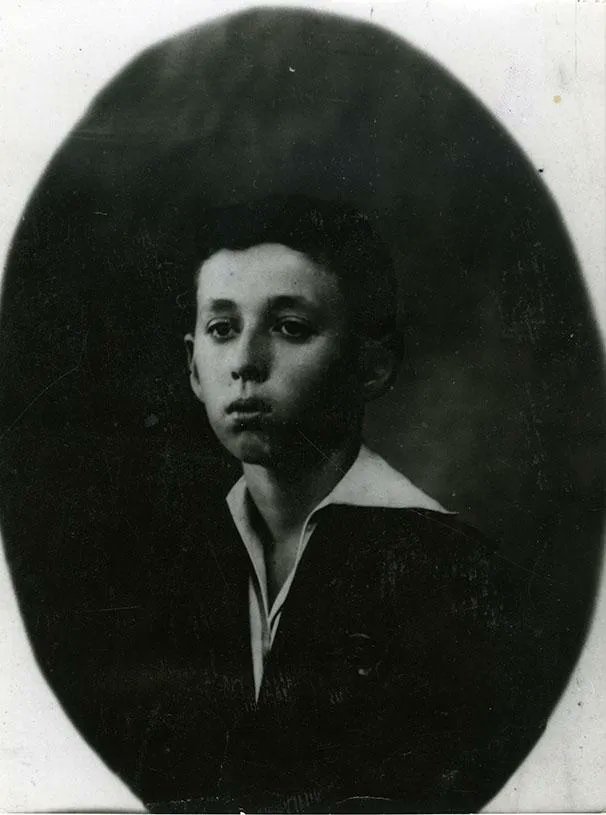 "İmkansız şey
Şiir yazmak
Aşıksan eğer;
Ve yazmamak,
Aylardan Nisansa."

-Orhan Veli