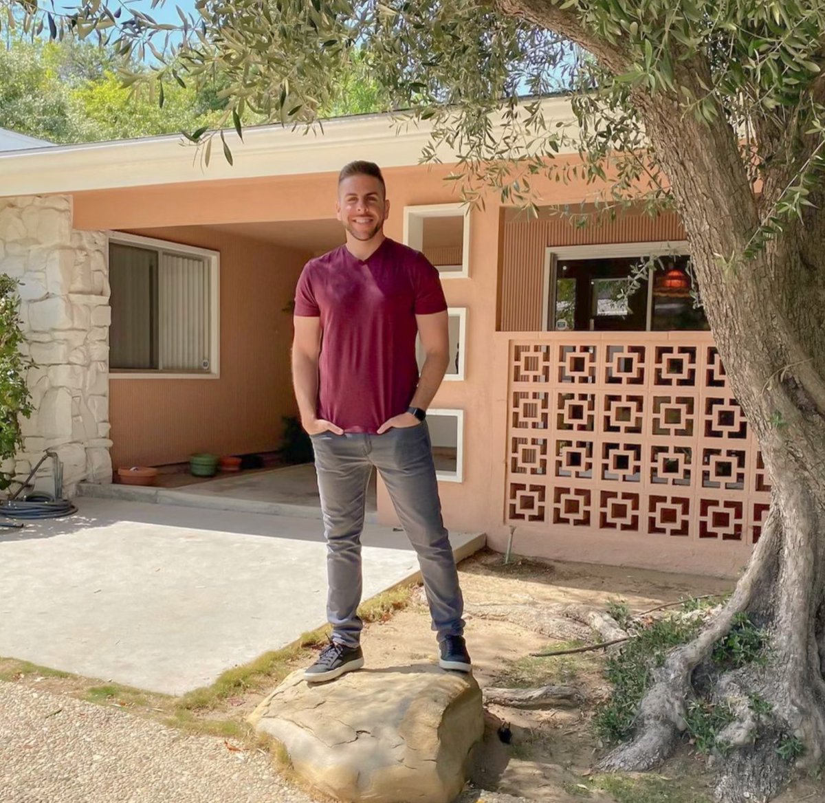 keriwhite's tweet photo. This beautiful home in Tarzana is Just Sold, and the story behind the sale is the absolute cutest ☺️💖

Swipe to see Corey's meaningful message about this property ➡️ https://t.co/BhgKfmPBm3