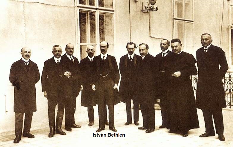 #1921Live. 14 de Abril de 1921.
Por la dubitativa actitud ante el intento del <a href="/EmperorKarl1918/">Karl I von Habsburg</a> de retornar al trono de Hungría el Primer Ministro Conde Pál Teleki se ve obligado a renunciar, en su reemplazo asume el Conde István Bethlen, quien de inmediato jura con sus ministros.