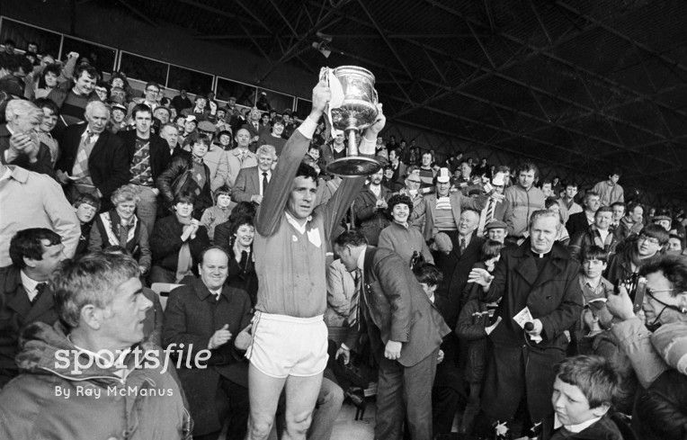 📅 #OnThisDay in 1985

<a href="/LimerickCLG/">Limerick GAA</a> captain Leonard Enright lifts the cup after beating Clare in the National Hurling League Final at Semple Stadium in Thurles.

📸 <a href="/Sportsfileray/">Ray McManus</a>