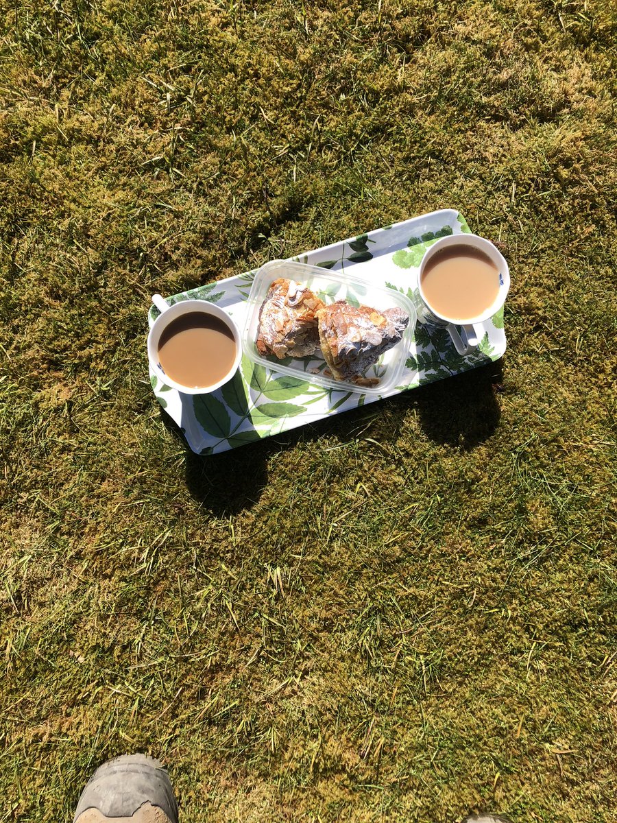 Works are progressing well, frosty mornings, warm sunshine and working for a lovely customer #hardwork #hardworkpaysoffs #roofing #leeds #sunshine #adel #headingley #roof #lead #proctorroofshield #forticrete #hardrow #teabreak