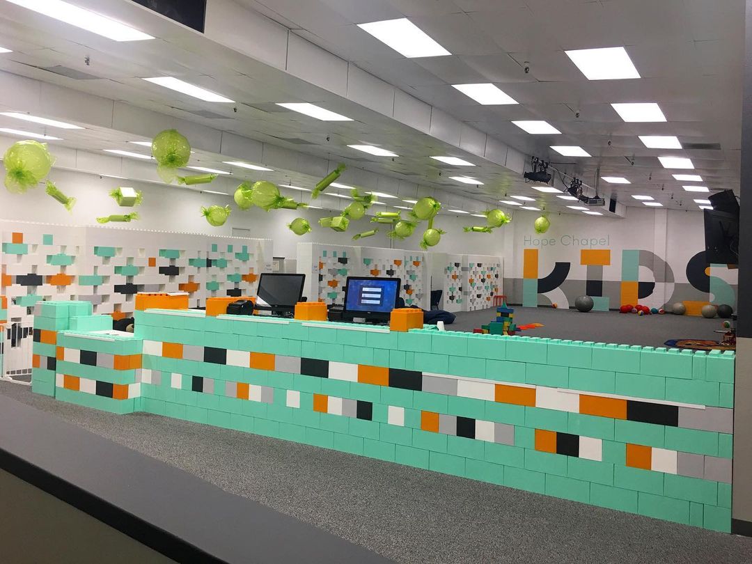 EverBlock's tweet photo. From #callcenters, to #classrooms, #EverBlock can be used to build & #design modular furniture, walls & so much more - with the luxury of being able to reconfigure & reuse to build other items as needs change!
#schooldesign #schoolfurniture #colorfulroom #callcenterwall https://t.co/WvY1Hl98nL