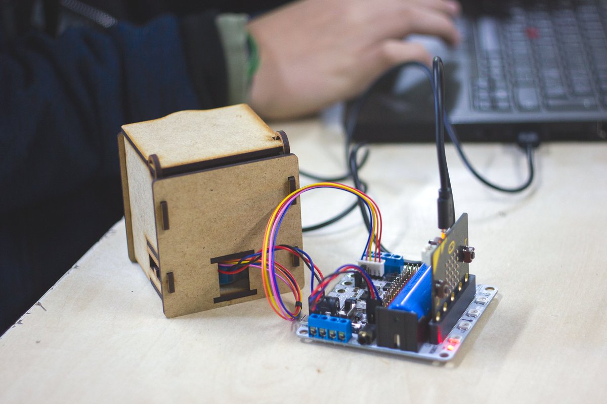 Make_and_Learn's tweet image. 🤗 Us vam prometre més informació sobre la #microshield i ens hem posat mans a l&apos;obra! Ja teniu un nou article al nostre blog sobre aquesta placa d&apos;extensió per #microbit i amb diferents exemples de projectes per a l&apos;aula. 😜

Descobreix-la aquí 👉🏻blog.makeandlearn.cat/2021/04/14/ext…