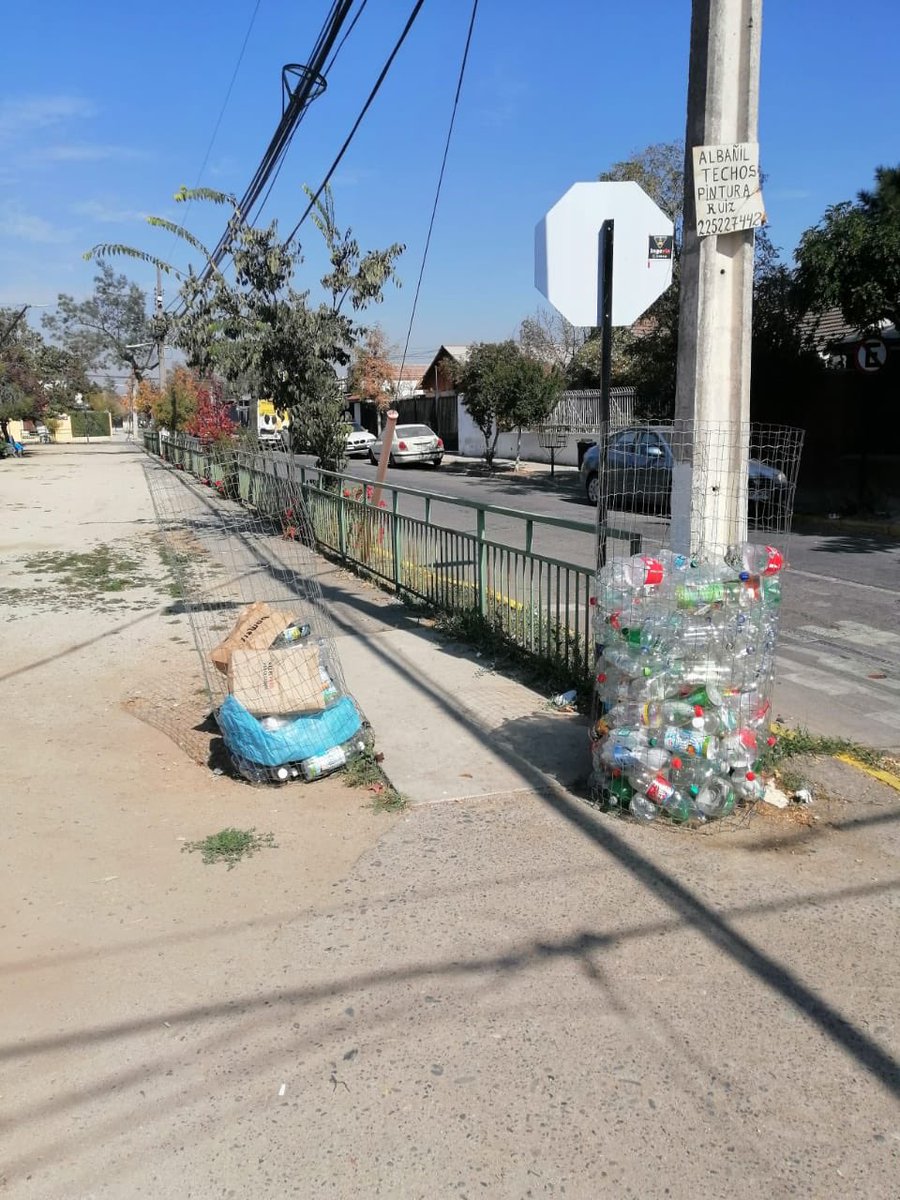 cisterninosx's tweet photo. ⚠️Hoy 14 de abril, @Muni_LaCisterna habría retirado contenedores de reciclaje (botellas plásticas) instalados por vecinos en diversos puntos de la comuna. Creemos que el Municipio, si bien puede estar amparado por la ley, debe ir en apoyo de aquellas iniciativas de la comunidad. https://t.co/MoPuLIhl5Z